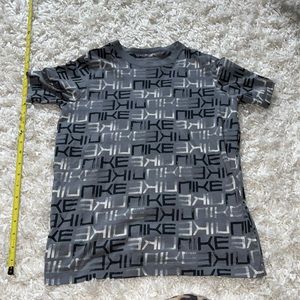 Boy’s Nike logo short sleeve shirt, size: large